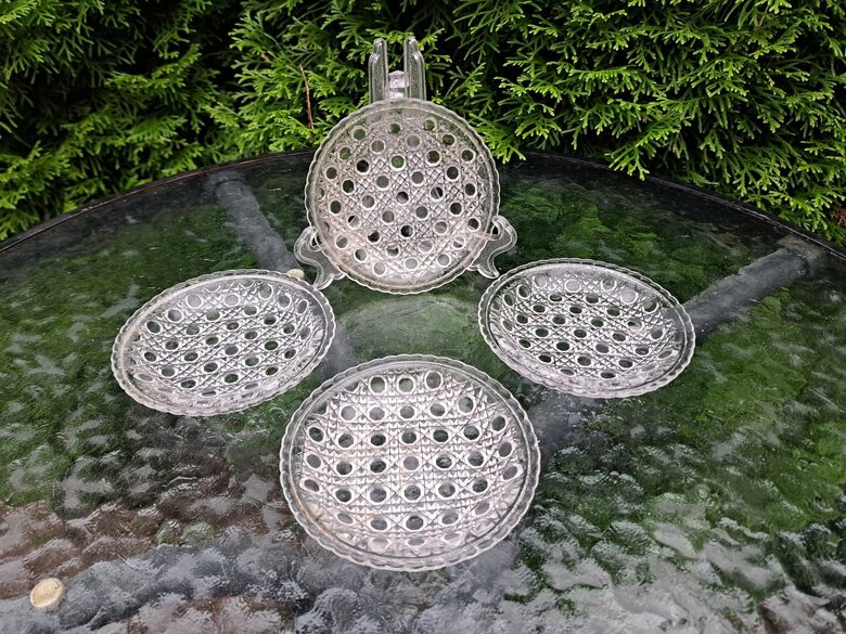 Presēta stikla vintāžo deserta šķīvīšu komplekts 4 personām. Raksts "Diamat" tipa (Stikls sk 299)