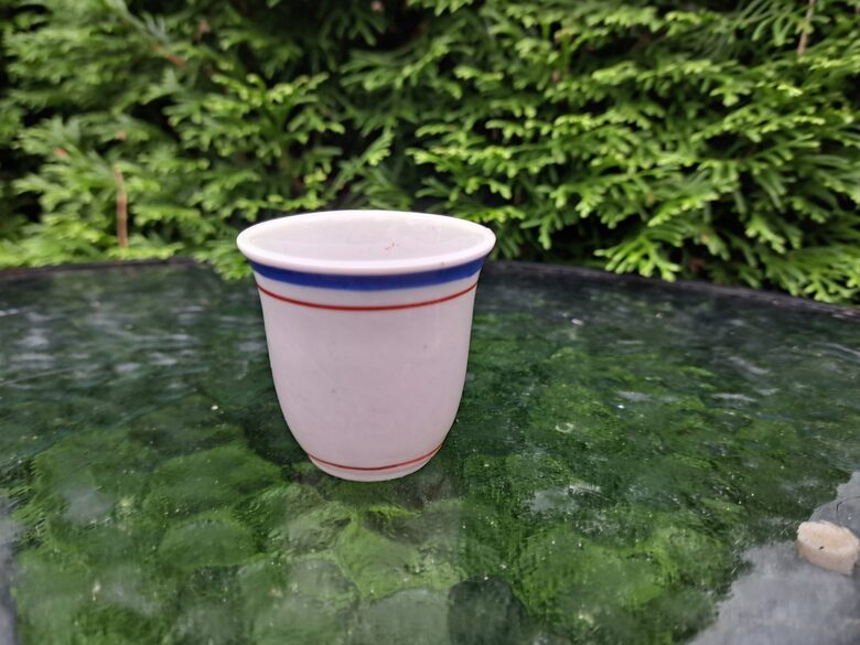 Olu turētājs vai glāzīte garšvielām balta ar zilām un bordo svītrām: šauru un platu, RPF (Citi pusd 311)