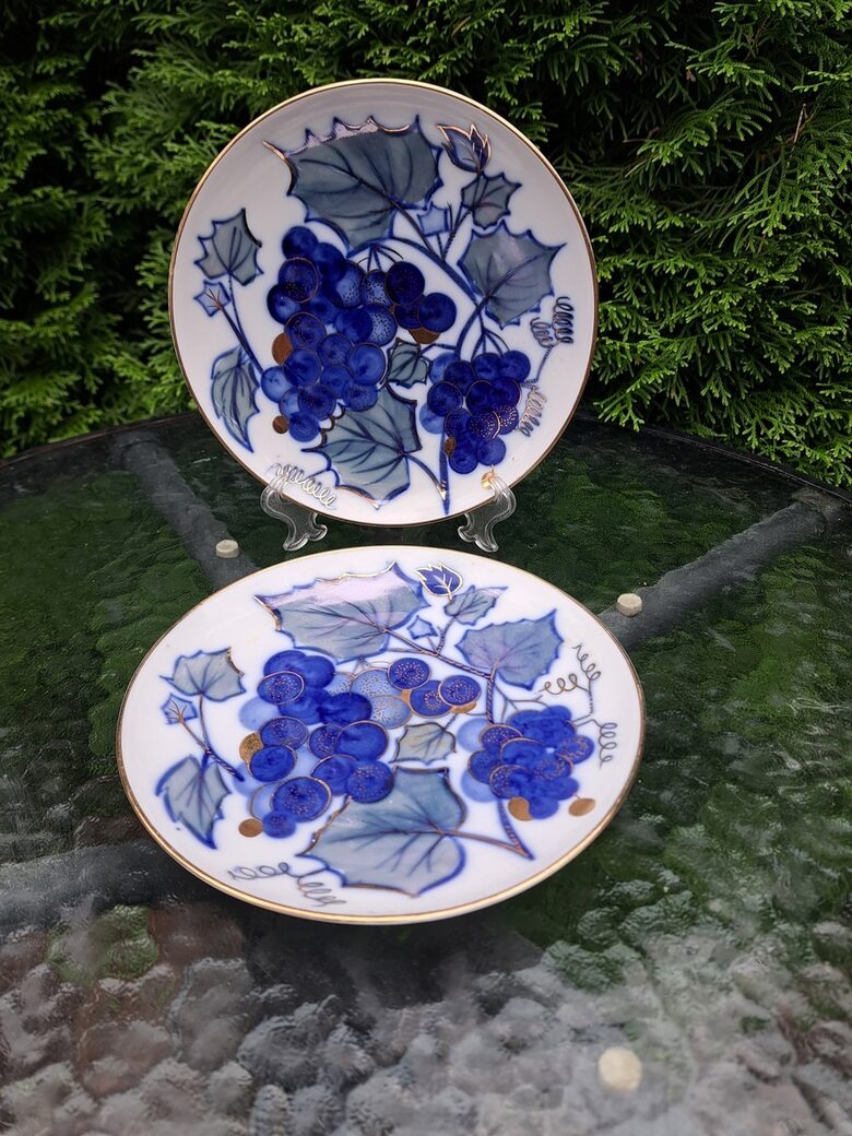 Kūku šķīvji no brīnišķīga kafijas servīzes "Vínogas" ar izsmalcinātu rokas apgleznojumu, zemglazūras kobaltu un lustru, LFZ (LFZ 82)