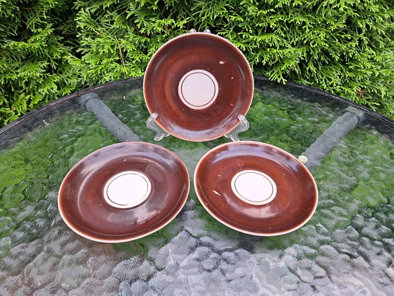 Apakštases  brūnas ar zelta riņķi baltā centrā no "Vasaras" ar rūtaino dekolu bēši brūnos toņos, RPR (Vasara 79)