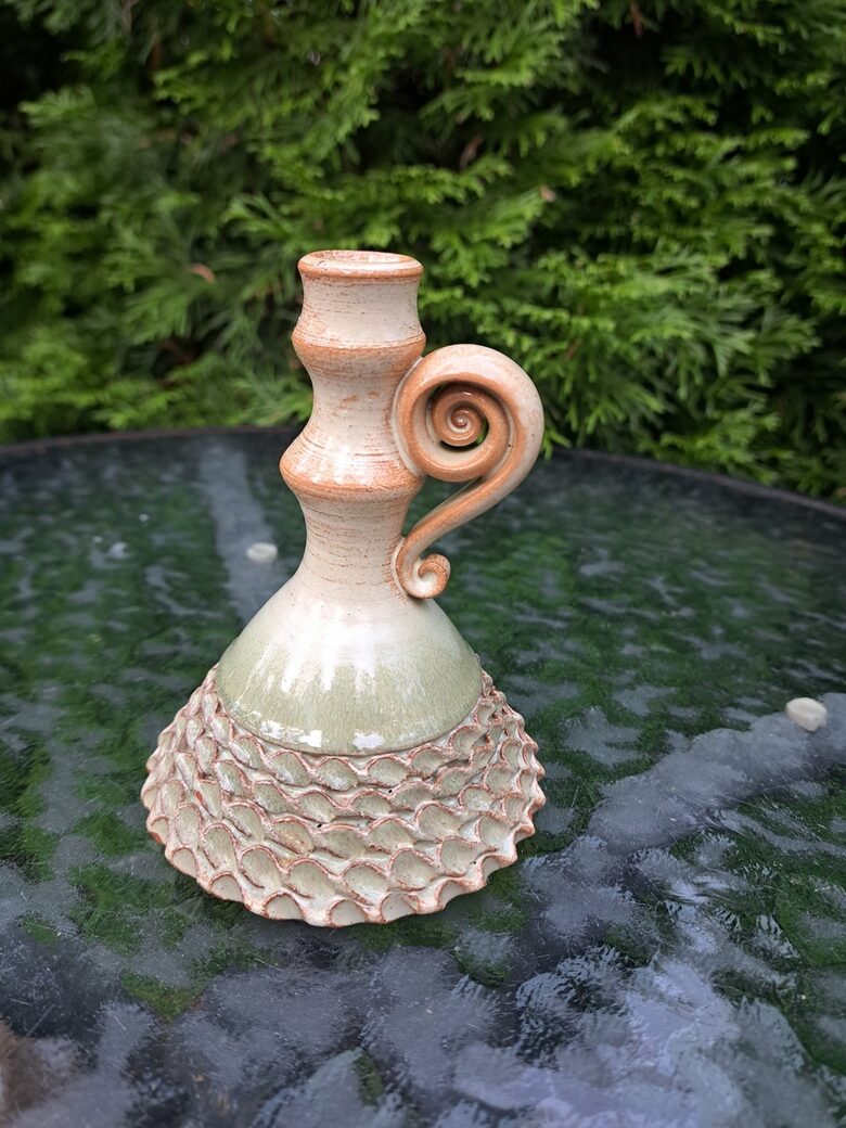 Skaists bēšs svečturis uz stabīlas pamatnes un ar osu. Roku darbs (Keram 175)