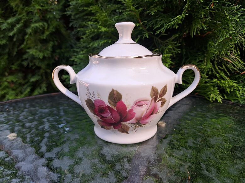 Cukurtrauks, tējas servīze "Ārija", ar skaistu "poļu" dekolu - rozēm un zeltu, RPR (Ārija tējas 105)