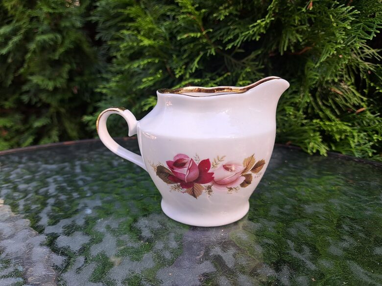 Krējuma kanniņa, tējas servīze "Ārija", ar skaistu "poļu" dekolu - rozēm un zeltu, RPR (Ārija tējas 106)