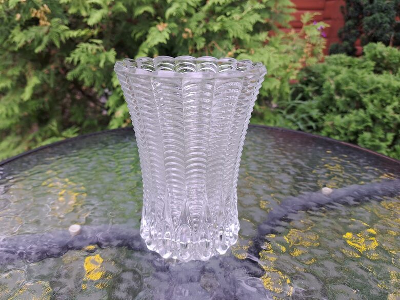 Presēta stikla vāze-groziņš. H=15cm. Diam. 11cm (Stikla vaze 168)