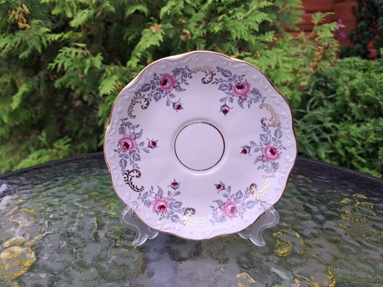 Apakštase, tējas servīze "Lija" ar rozā rozītēm, pelēkām lapiņām un bagātīgu zeltījumu, RPR (Lija 40)