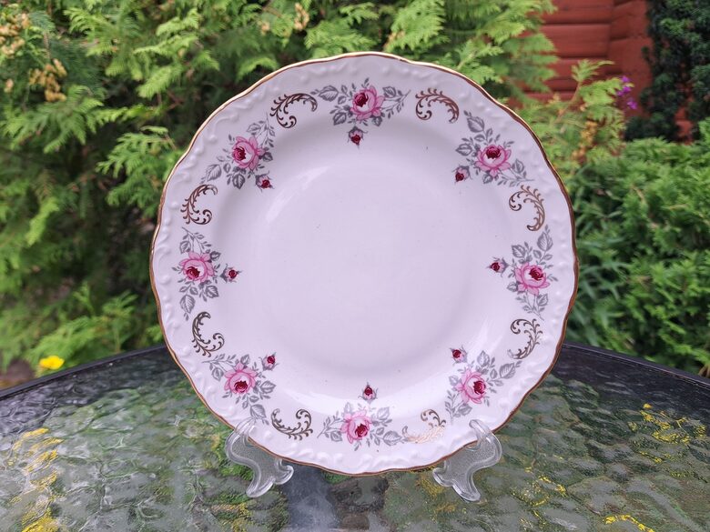 Kūku šķīvis, tējas servīze "Lija" ar rozā rozītēm, pelēkām lapiņām un bagātīgu zeltījumu, RPR (Lija 41)