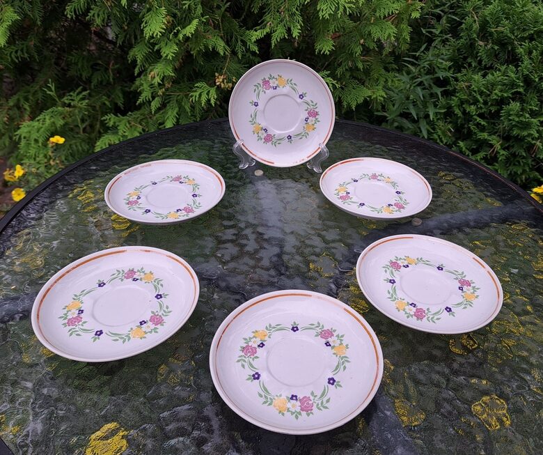 Kafijas apakštases,  kafijas servīzes "Viktorija" ar zaļām puķītēm un bēšu lustru, RPR (Viktorija kafijas 55)