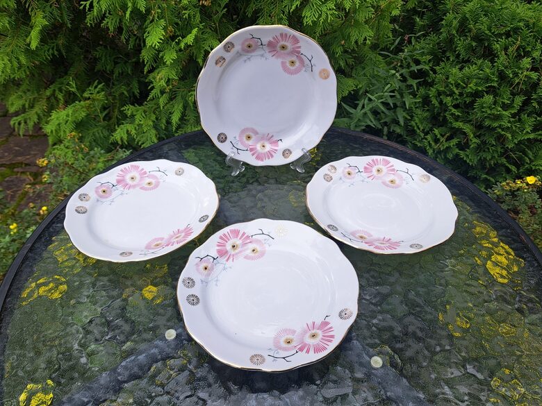 Maizes šķīvji d=17cm ar rozā puķēm un zeltu, pusdienu servīze "Oktobris", RPR (Oktobris 45)