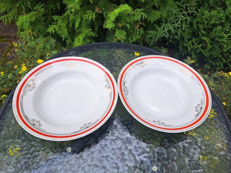Zupas šķīviji ar gaiši sarkanu malu un tautisku zelta rakstu, diam.24cm, pusdienu servīze "Gludā", PFF (Gludā 179)