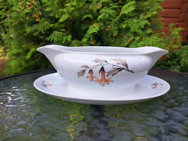 Mērces trauks ar enģeļtaurēm un zelta apvilkumu (Jessen Jaksch 52)