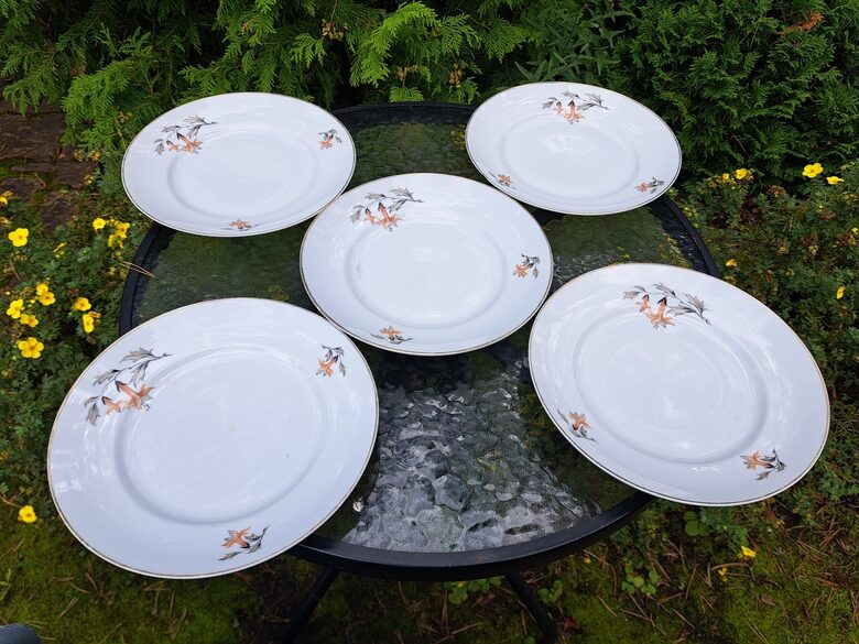 Otrā ēdiena šķīvji d=24cm ar enģeļtaurēm un zelta apvilkumu, taisna mala, Jessen. pirmskara periods (Jessen Jaksch 50)