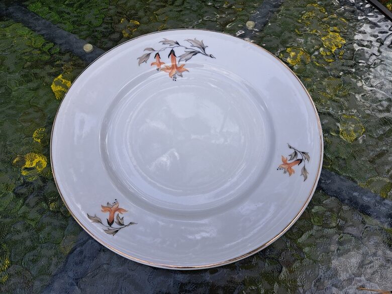 Otrā ēdiena šķīvis d=24cm ar enģeļtaurēm un zelta apvilkumu, taisna mala, defekts (Jessen Jaksch 56)