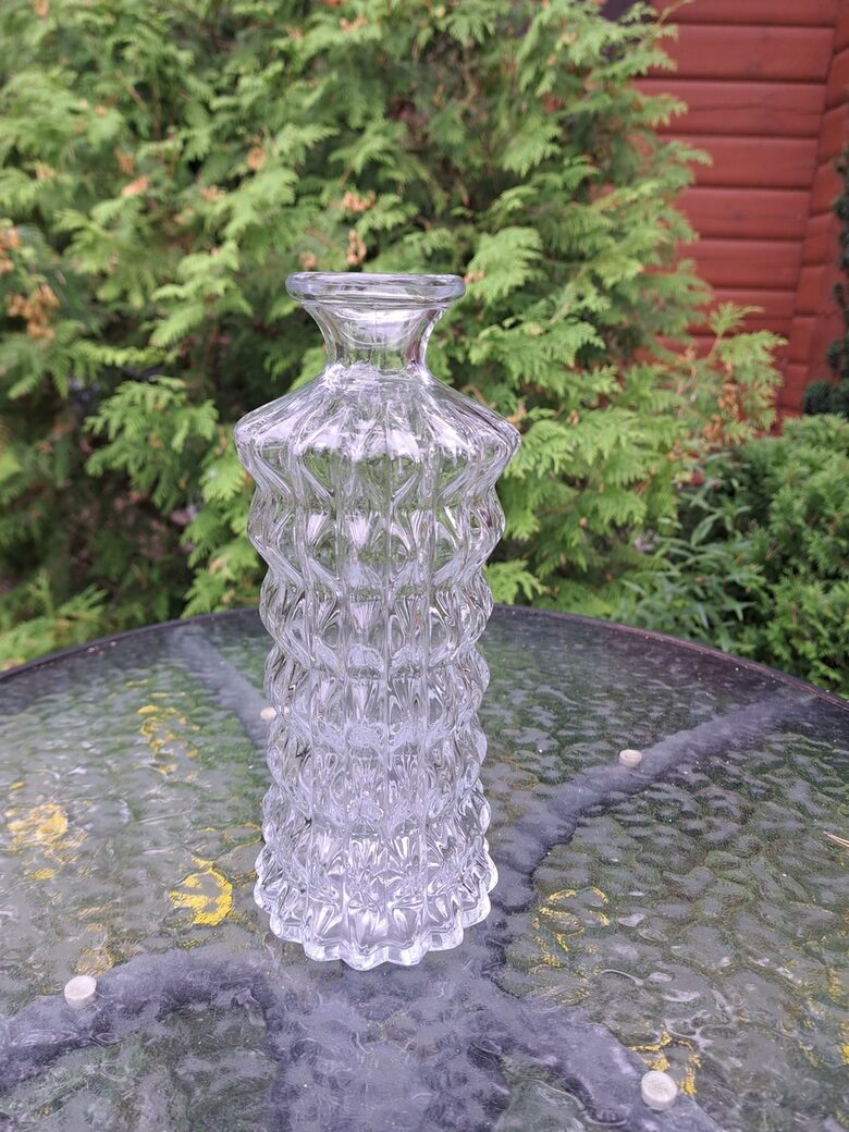 Neparastas formas vāze. Trauks ir skaists, bet ir caurums, sk.attēlu (Stikla vāze 170)