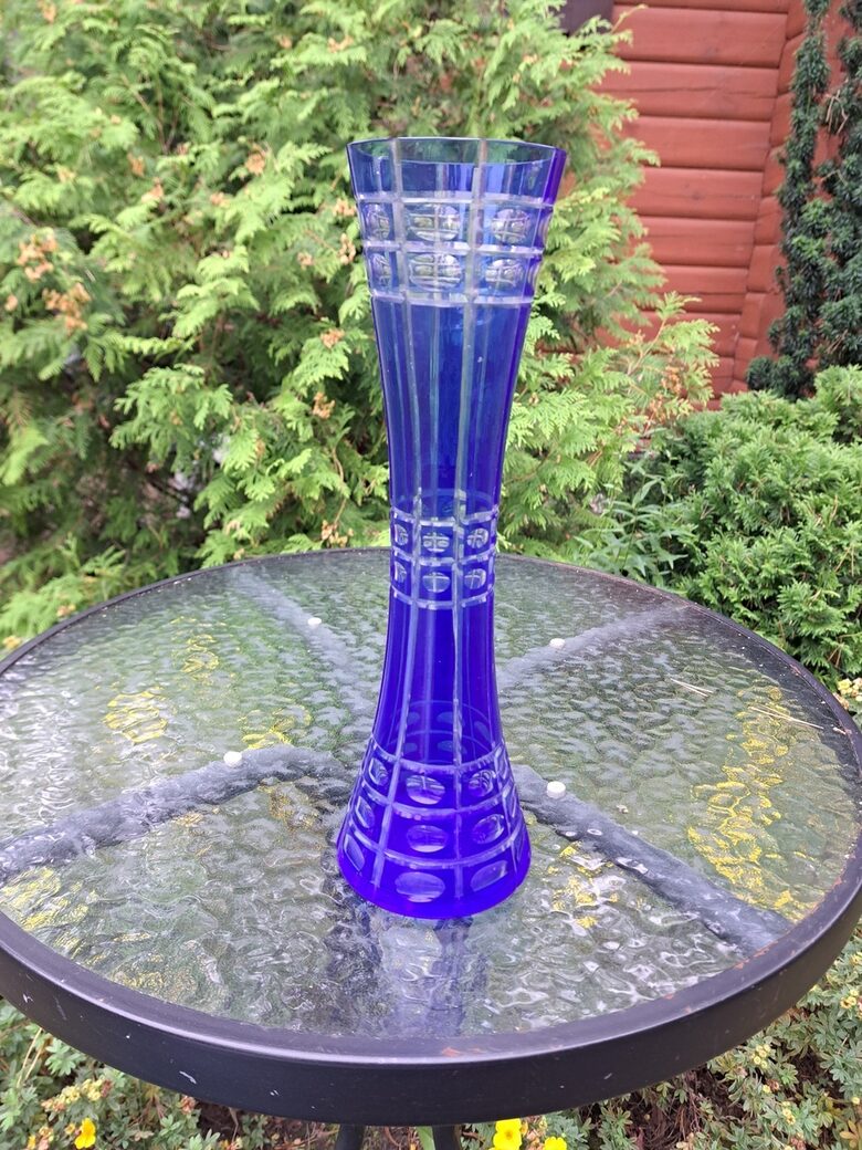 Reta zila garā vāze, rokas gravešāna, NEMAN (Baltkrievija). Iegravēts uzraksts  "40 год БССР", 1962.gads (Stikla vāze 171)