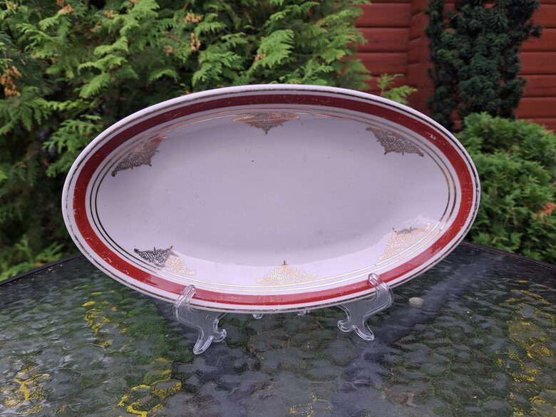 Garenais šķīvis mazais ar bordo malu un zeltu mežģīņu dekolu, 25,5cmx14,5cm, pusdienu servīze "Gludā", PFF (Gludā 181)