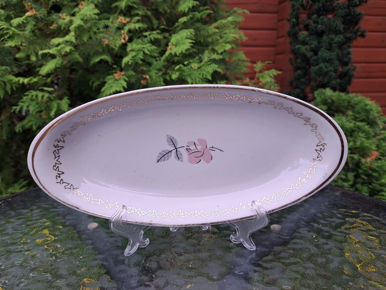 Garenais šķīvis šaurs ar skaisti rozā rozi, pelēkām lapām un zelta rakstu, pusdienu servīze "Spīdola", PFF (Spīdola 145)