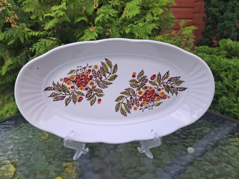 Garenais šķīvis L=27cm ar pīlādžogām (2 pušķi centrā) bez zelta, pusdienu servīze "Māra", RPR (Māra pusdienu 181)