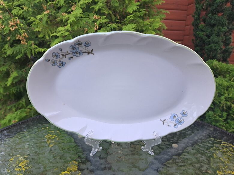 Lielais garenais šķīvis L=36cm ar gaiši lina zilām puķēm ar gaiši zaļu lustrētu apvilkumu, forma "Viktorija", RPR (Viktorija pusd 103)