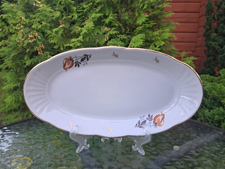 Garenais šķīvis ar brūnām tulpēm un zeltu, pusdienu forma "Māra", L=30cm, RPR (Māra pusdienu 183)