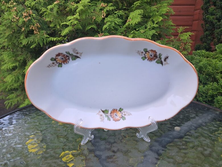 Garenais šķīvis ar kliņģerītēm (3 atsevišķas puķes) ar bēšu lustrētu apvilkumu, pusdienu servīze "Ārija", RPR. L=27cm (Ārija pusdienu 459)