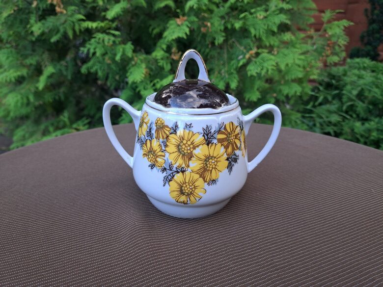 Cukurtrauks,  tējas servīze  "Aija-1" ar kliņģerītēm un zeltu, RPR (Aija-1 tējas 83)