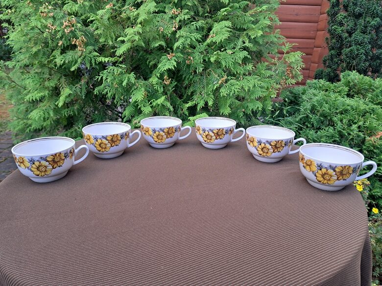 Krūzīte no tējas "Aija-1" ar kliņģerītēm un zeltu, RPR (Aija-1 tējas 72)