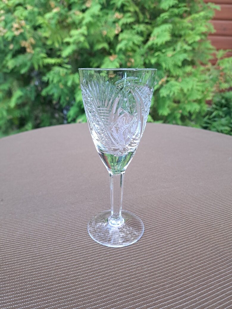 Kristāla glāze konusveida 100ml uz kantainas kājiņas, ļoti grezna dimanta rokas gravēšana. Ražotājs - Djatkovas kristāla rūpnīca, defekts (Kristāls gl 124)