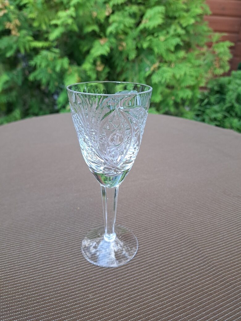 Kristāla glāze konusveida 100ml uz kantainas kājiņas, ļoti grezna dimanta rokas gravēšana. Ražotājs - Djatkovas kristāla rūpnīca (Kristāls gl 123)