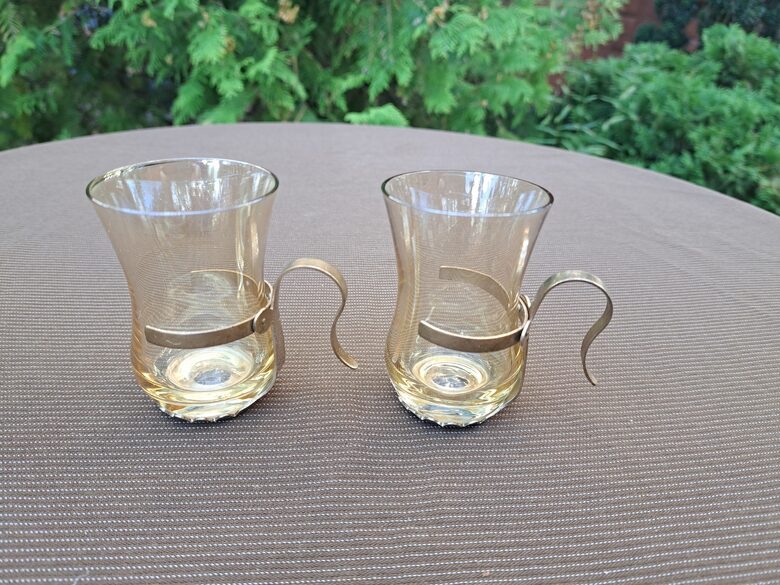 Elegantas maigi dzeltenas glāzītes ar dzeltenas krāsas metāliskiem turētājiem, tilp.75ml (Stikla gl 346)