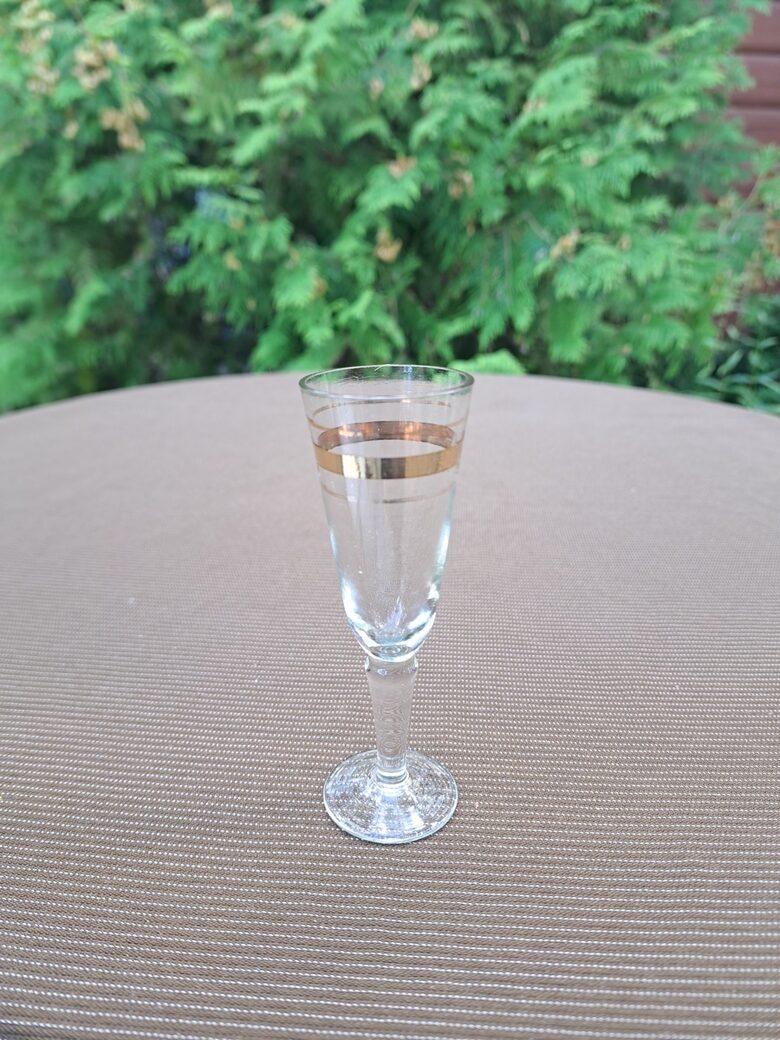 Benediktīna stikla glāzīte uz kājas, zelta apvilkums, tilp.20ml. 20.gs.vidus (Stikla gl 342)