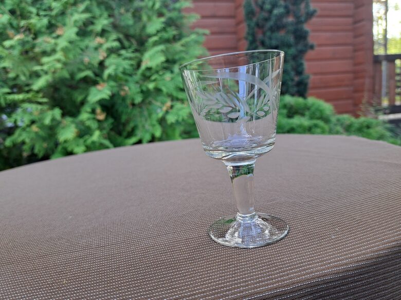 Stikla glāzīte uz kājiņas ar skaistu rokas gravēšanu, tilp.75ml (Stikla gl 345)