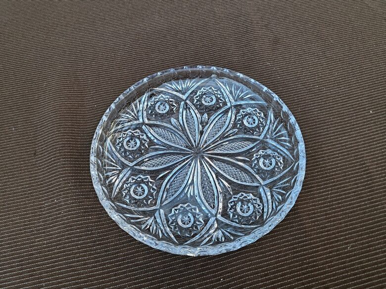 Kristāla šķīvītis, d=18cm, smalka rokas gravēšana (Kristāls sk 74)