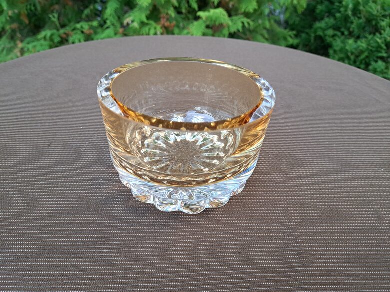 Maigi dzeltena uz caurspīdīgas pamatnes bļoda saldumiem, sabiezināts pūsts stikls. H=7,5cm, diam. 11,5cm (Stikls sk 308)