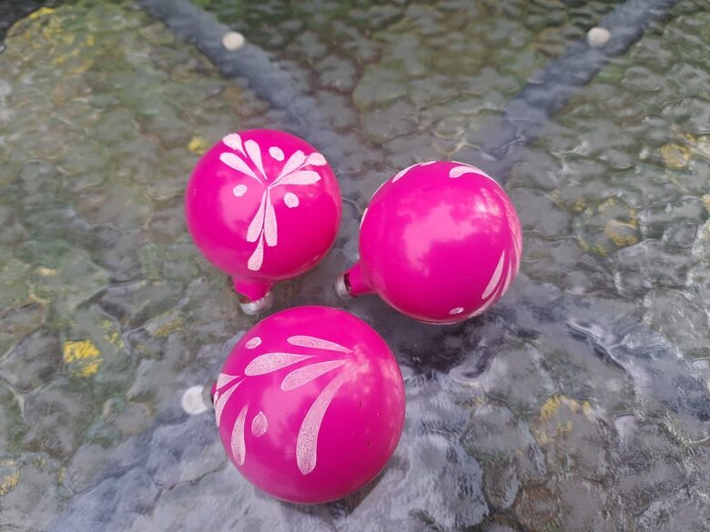 Rozā bez amalgamas bumbas ar baltiem zariem, krāsas pārklājums (Egle bumba 63)