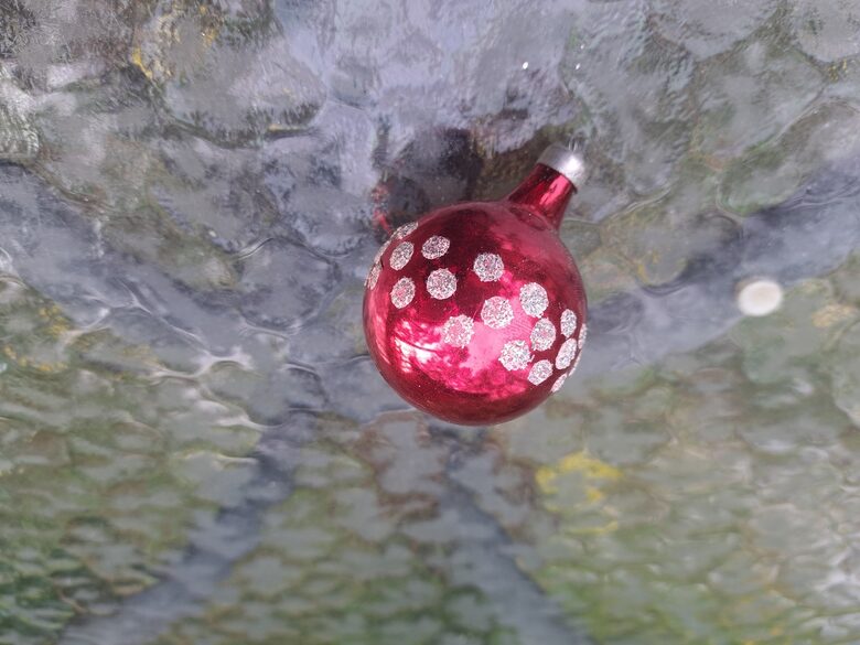 Bordo bumba ar sudraba apļu vainagu, d=4cm (Egle bumba 67)