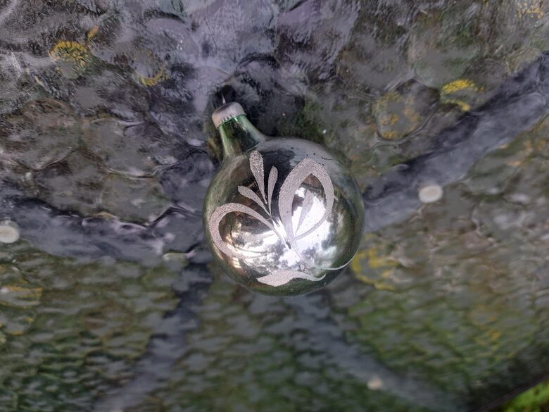 Maigi zaļa bumba ar baltām puķēm. Rokas gleznojums, d=5cm (Egle bumba 70)