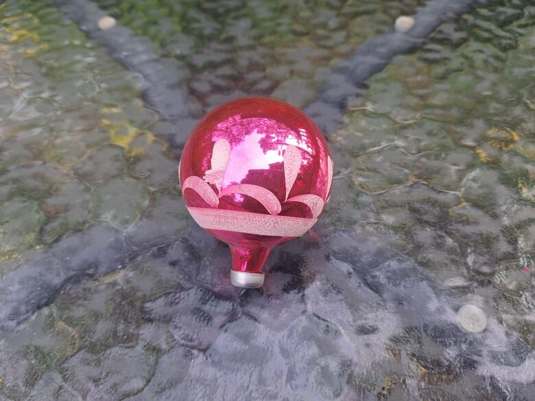 Rozā bumba ar baltu raupju vainagu, d=5cm (Egle bumba 68)