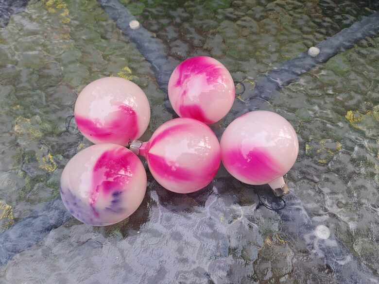 Rozā/balta melanža bumbu komplekts 5 gb., krāsas pārklājums (Egle bumba 73)