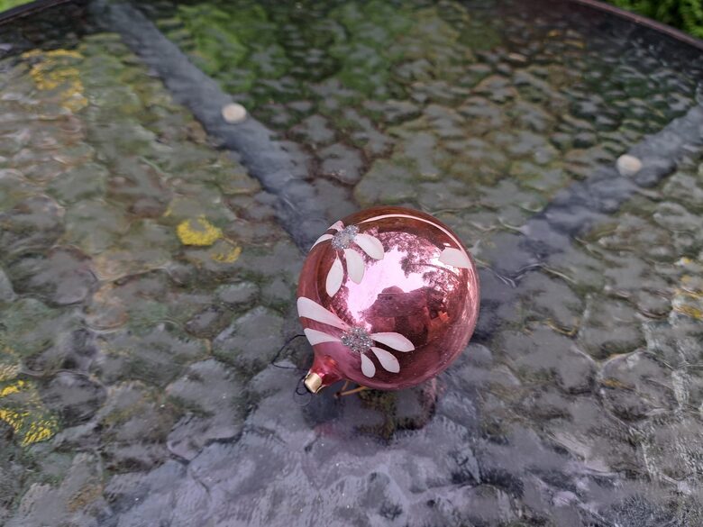 Maigi rozā bumba ar baltām puķēm, sudraba centriem, d=5cm (Egle bumba 76)