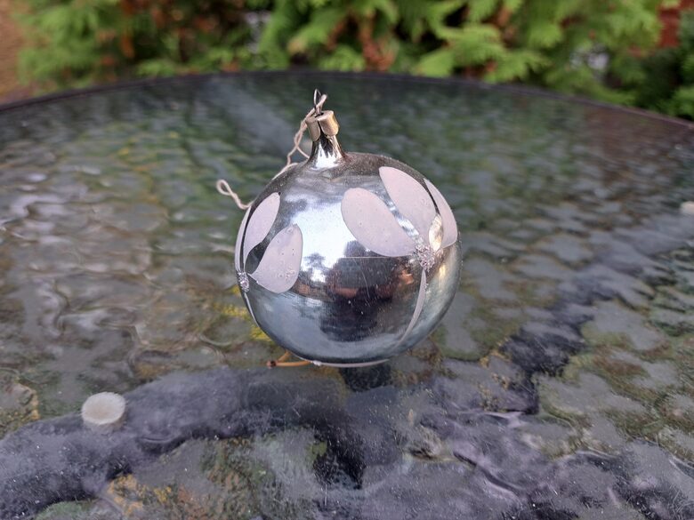 Maigi zaļā bumba ar baltām puķēm, sudraba centriem, d=5,3cm (Egle bumba 79)