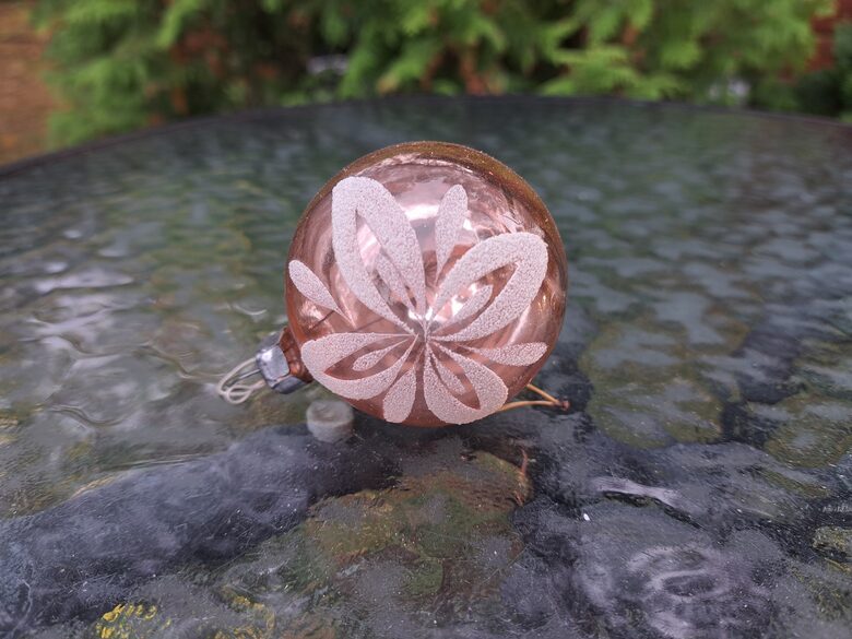  Laškrāsas bumba ar baltu pārslu. Puse - amalgama, puse - caurspīdīga (Egle bumba 80)