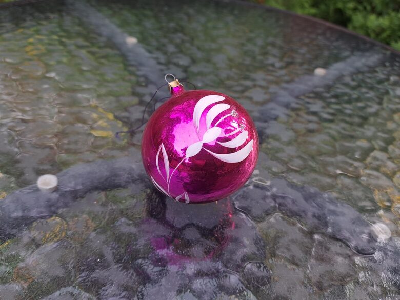 Fuksija bumba ar baltu puķi un sudraba punktiņiem (Egle bumba 81)