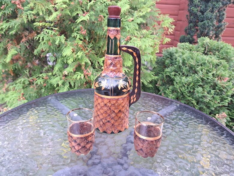 Komplekts karafe ar vāciņu un 2 glāzītes, ar čiekuru zvīņam, PSRS. Roku darbs (Karafe st 07)