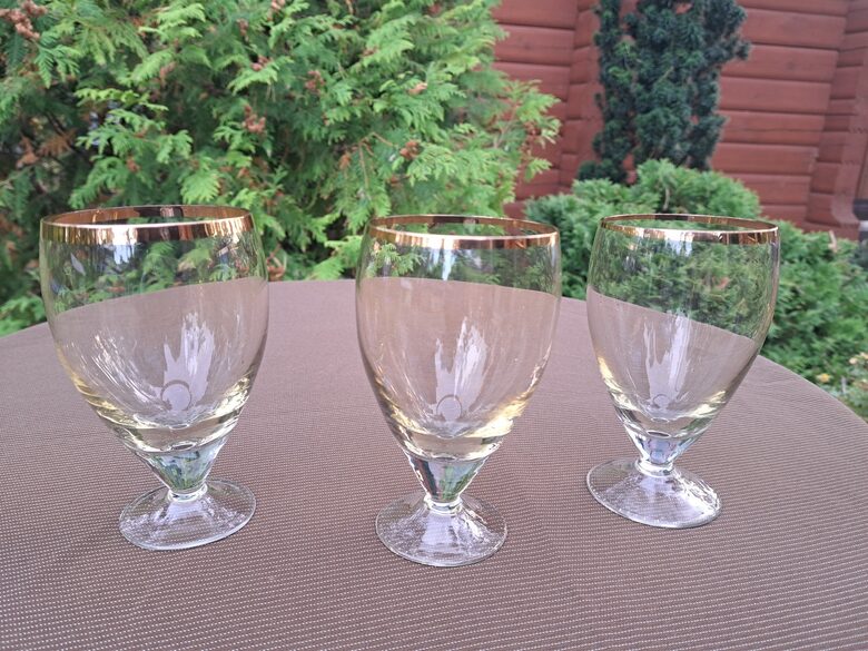 Vīna glāžu, tilp.175ml, uz kājiņas ar zelta apvilkumu,  komplekts 3 personām. Kristāls (Kristāls gl 133)