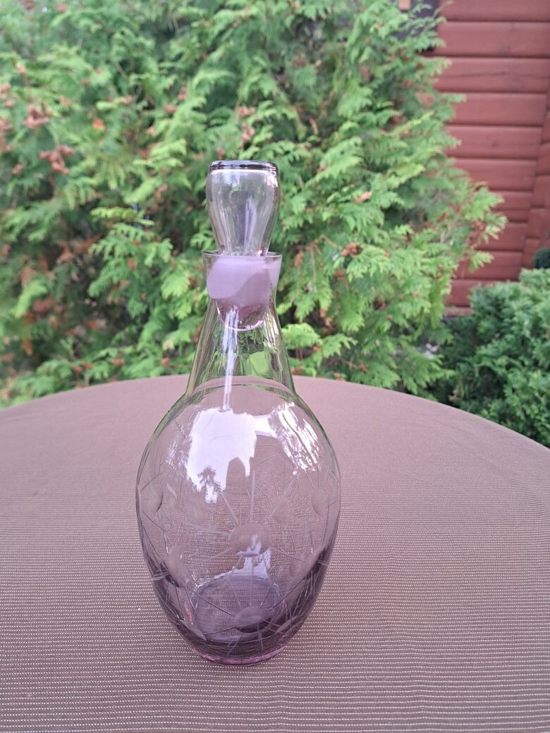 Lillā stikla karafe ar korķi, rokas gravēsana - margrietiņas, tilp.600ml (Karafe st 04)