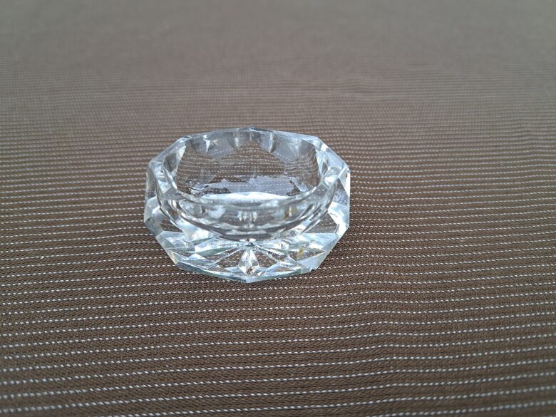 Pirmskara presēta stikla sālnīca ar zvaigzni pamatnē. Ražotājs: LORUP, Igaunija (Stikls sk 231)