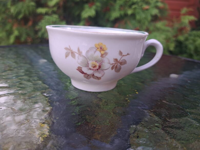 Krūzīte "Rubenss" ar ābeļziediem un zaļu apvilkumu, RKF. 1940.-ie gadi (Rubenss 133)