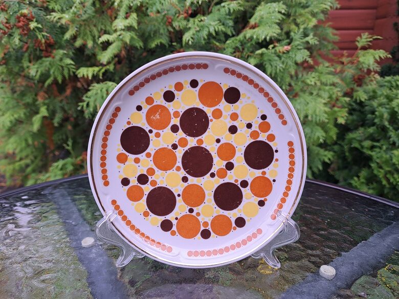 Kūku šķīvis, kafijas servīze "Aija-1" ar dzeltenām, oranžām, brūnām apļiem un zeltu, RPR (Aija-1 kafijas 71)