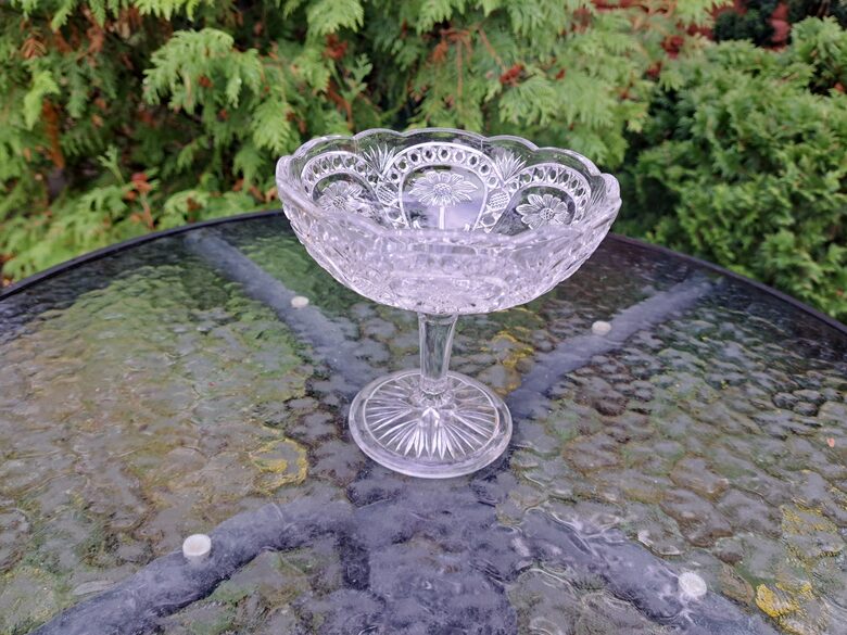 Cukurtrauks uz kājas ar puķu rakstu, presēts stikls, D=13,5cm; h=13cm (Citi st 229)