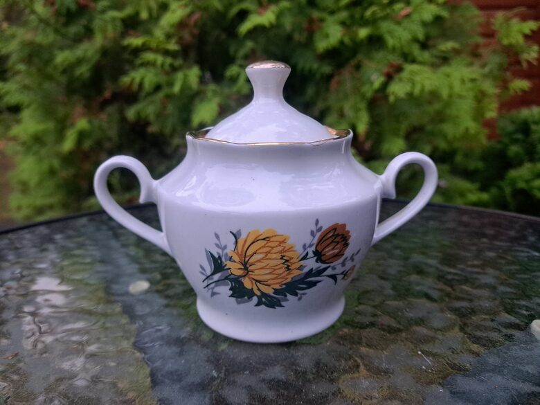 Cukurtrauks "Ārija" ar dzeltenām asterēm un zeltu, RPR (Ārija kafijas 157)